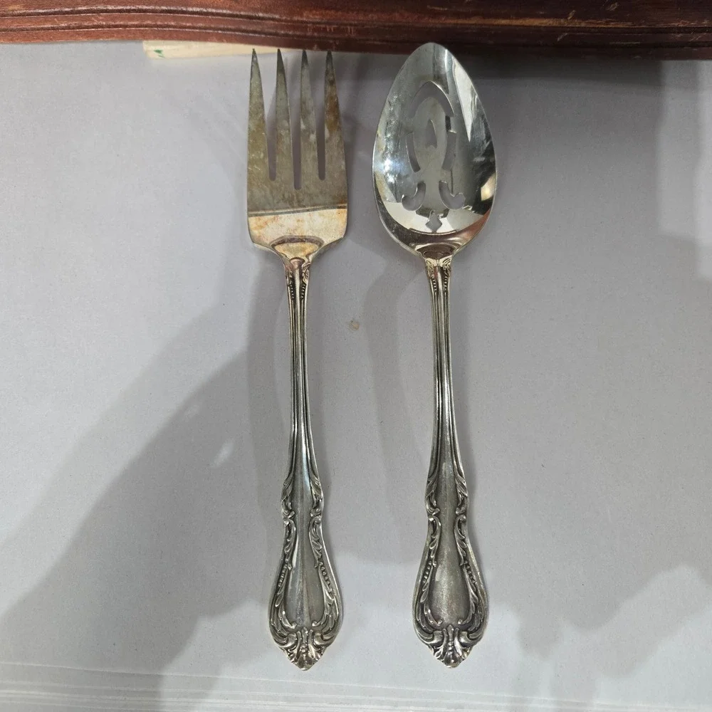 Wm. A. Rogers Oneida Flatware Set 23pc Silver Overlaid Memory Pattern